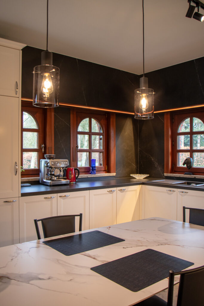 Marmeren afwerking in landelijke keuken