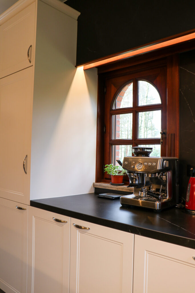 Ruim aanrecht met plaats voor een koffiemachine