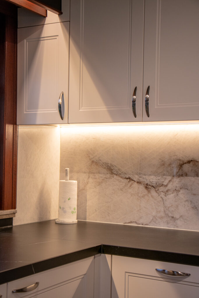 Marmeren spatwand op maat gesneden