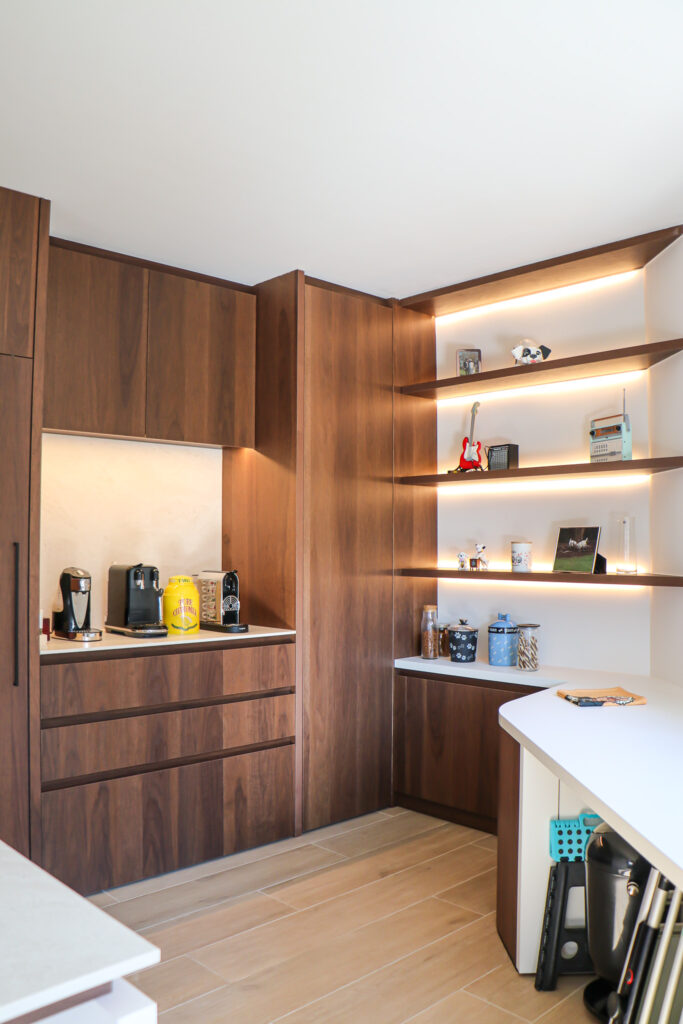 Warme hout kleuren in deze moderne keuken