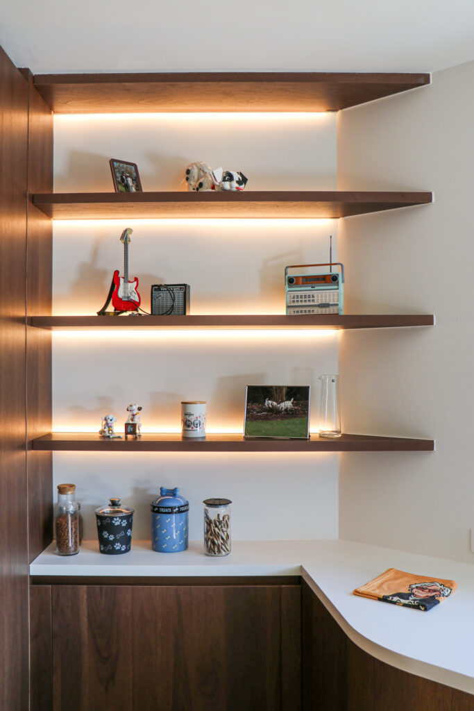 Schappen die telkens worden verlicht met een warme ledstrip.