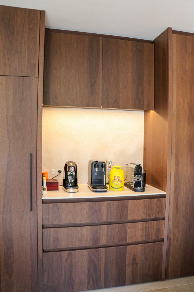 Plaats in de keukenkast voor een koffiemachine en waterkoker