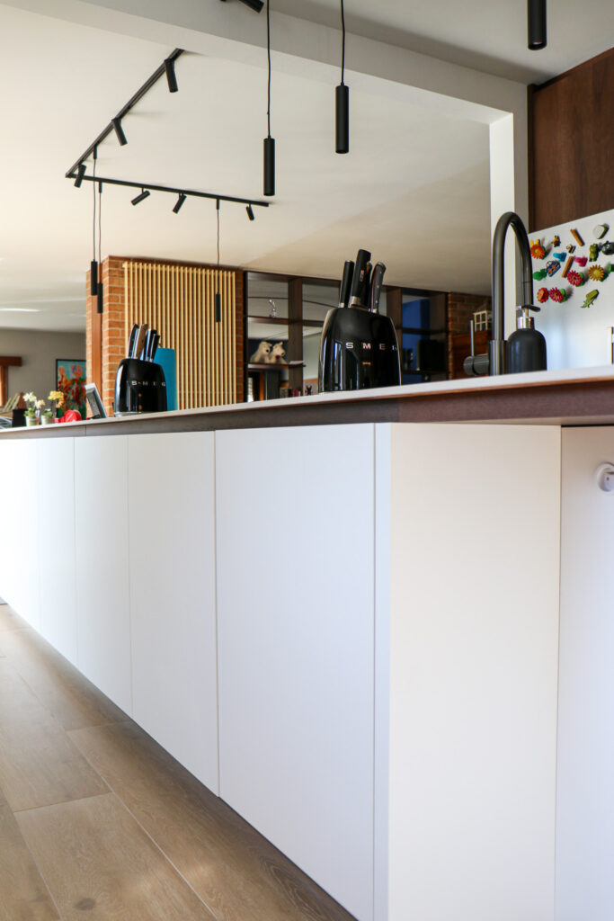 Moderne afwisseling tussen witte kasten en houten elementen