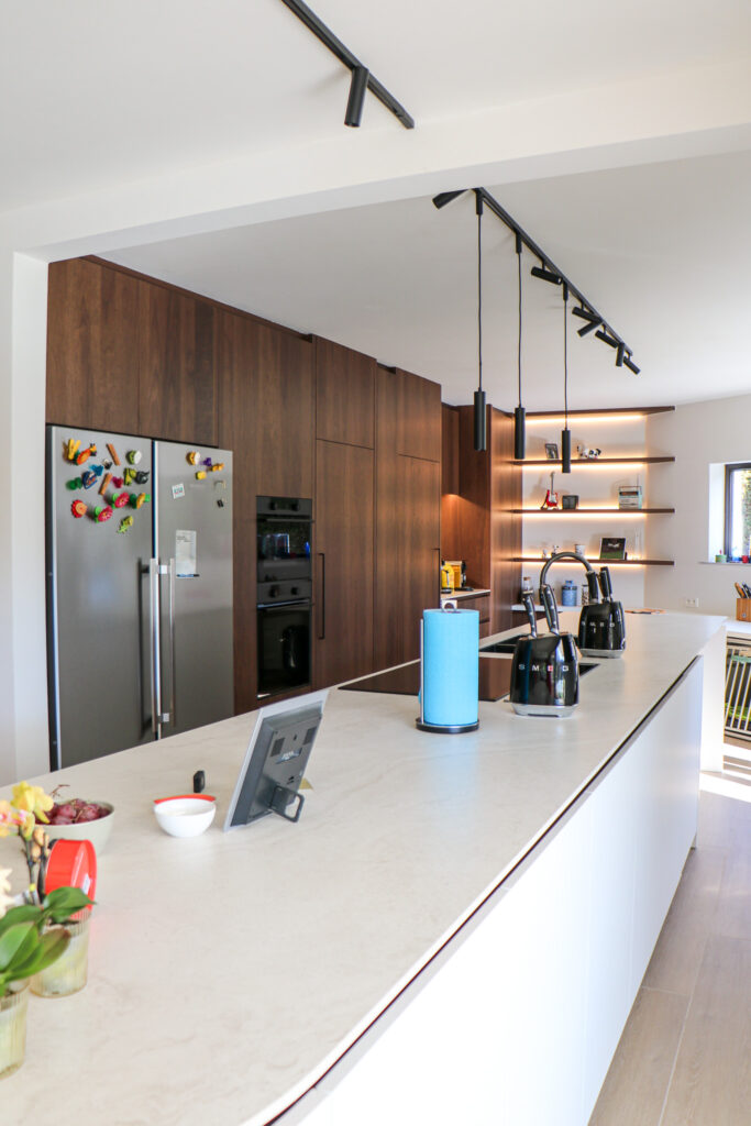 Ruime moderne keuken in Keerbergen met groot keukeneiland en veel opbergruimte