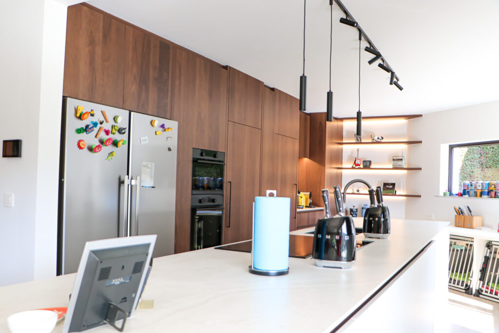 Moderne keuken met veel opbergruimte en een groot kookeiland