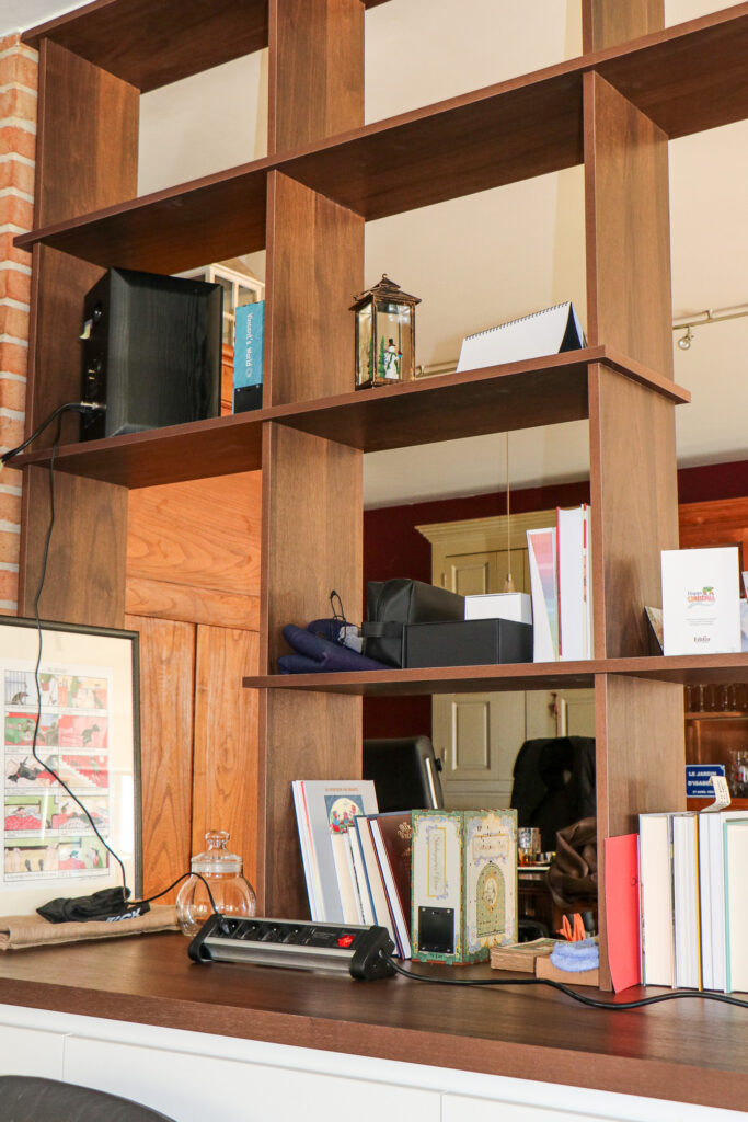 Boekenkast op maat gemaakt in de uitsparing van de muur tussen de keuken en living