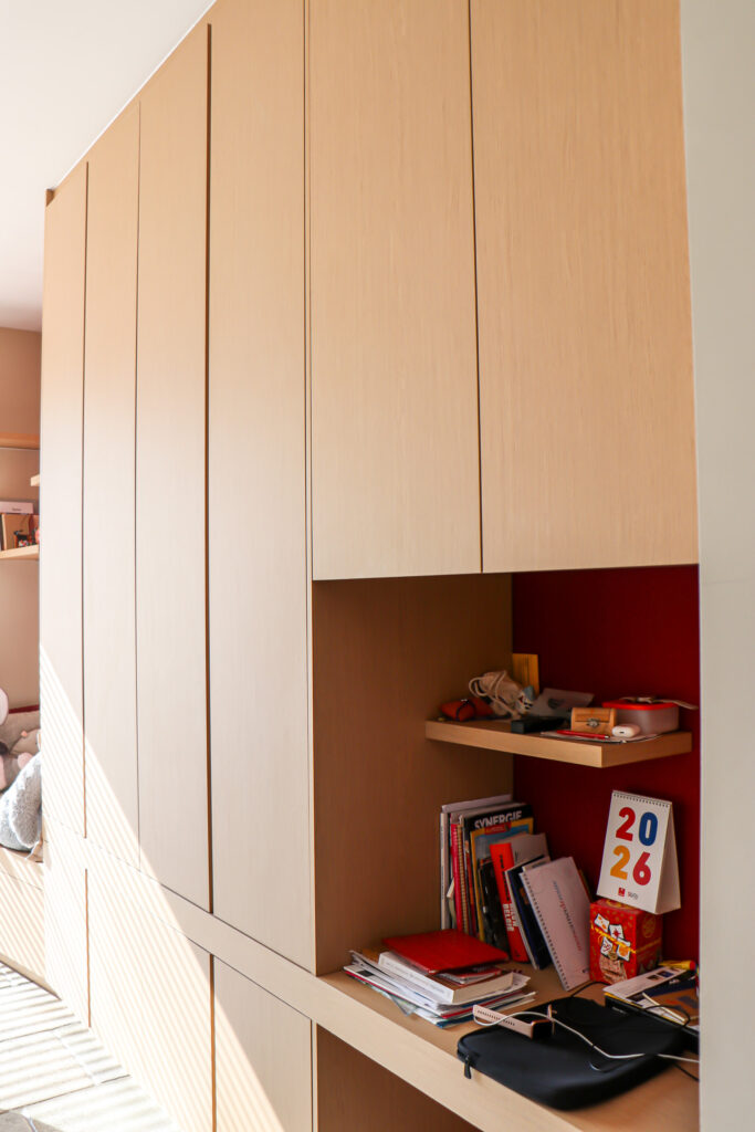Moderne maatkast van licht hout